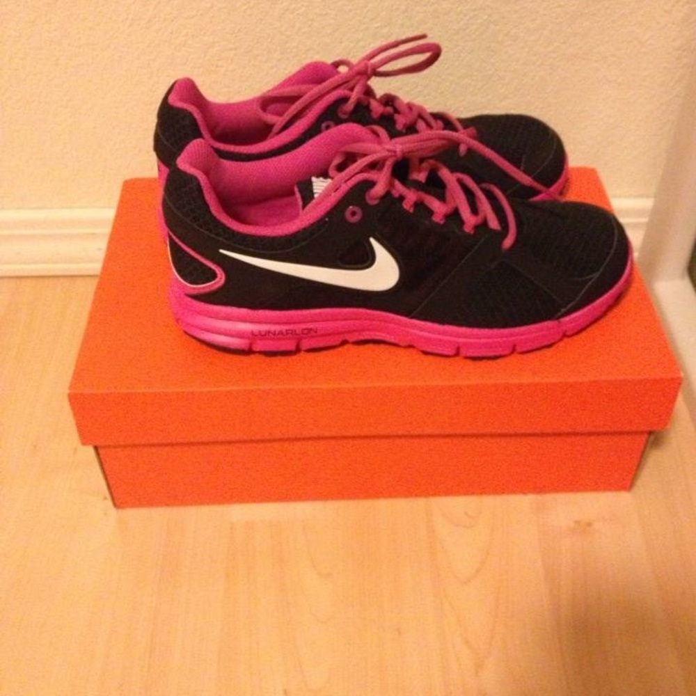 nike shoes . like new . size 7.5